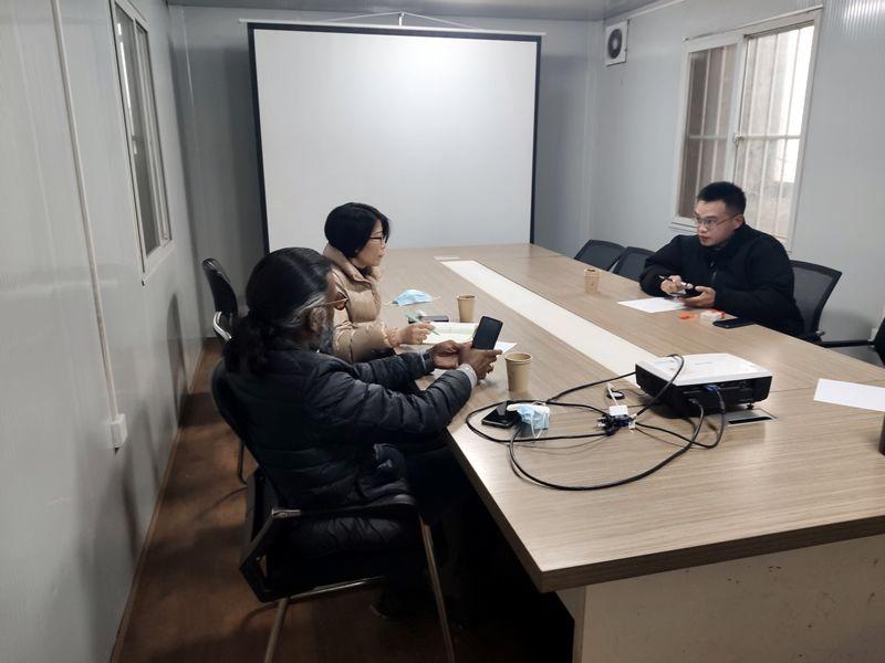 國(guó)外客戶來(lái)我廠考察，試駕奔馬小型壓路機(jī)