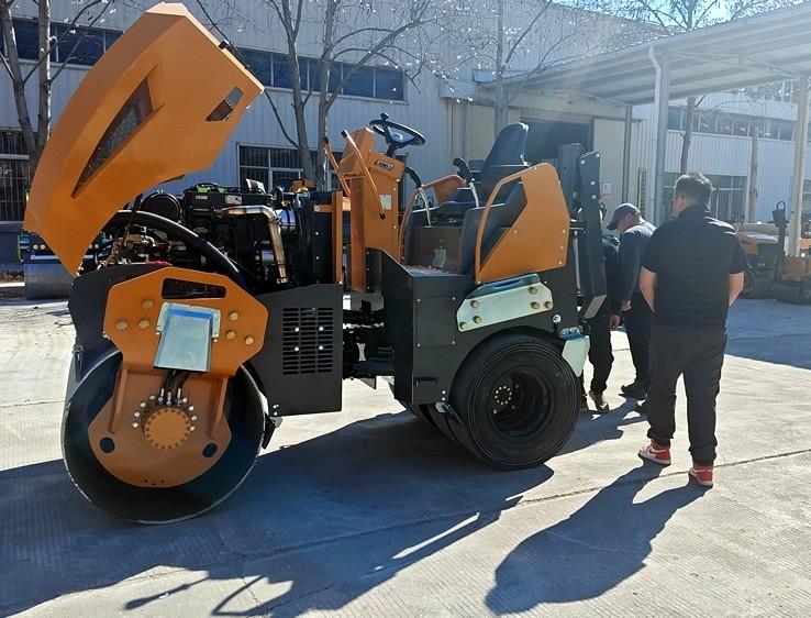 3月18日，哈薩克斯坦客戶來廠體驗考察5噸膠輪壓路機
